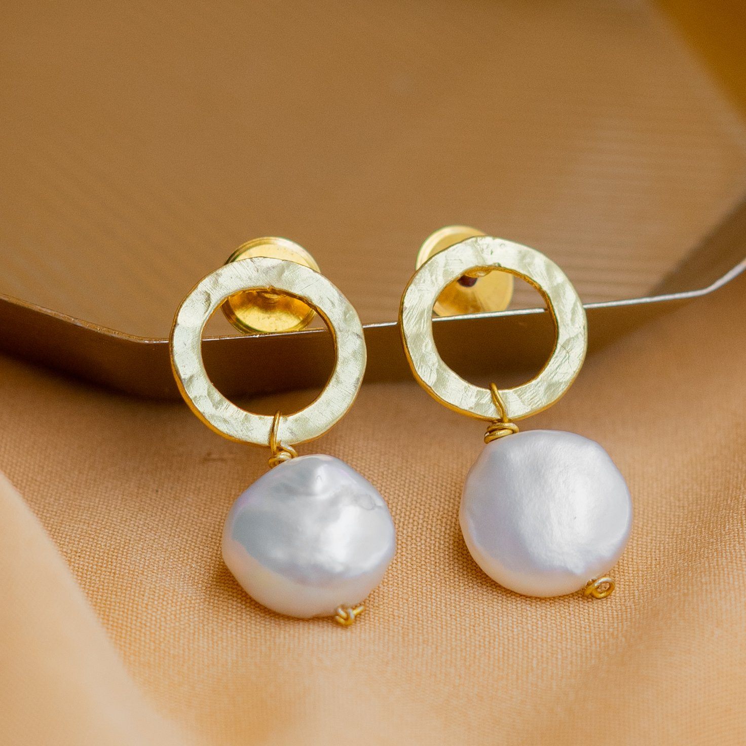 Round Geometric Pearl Earrings.