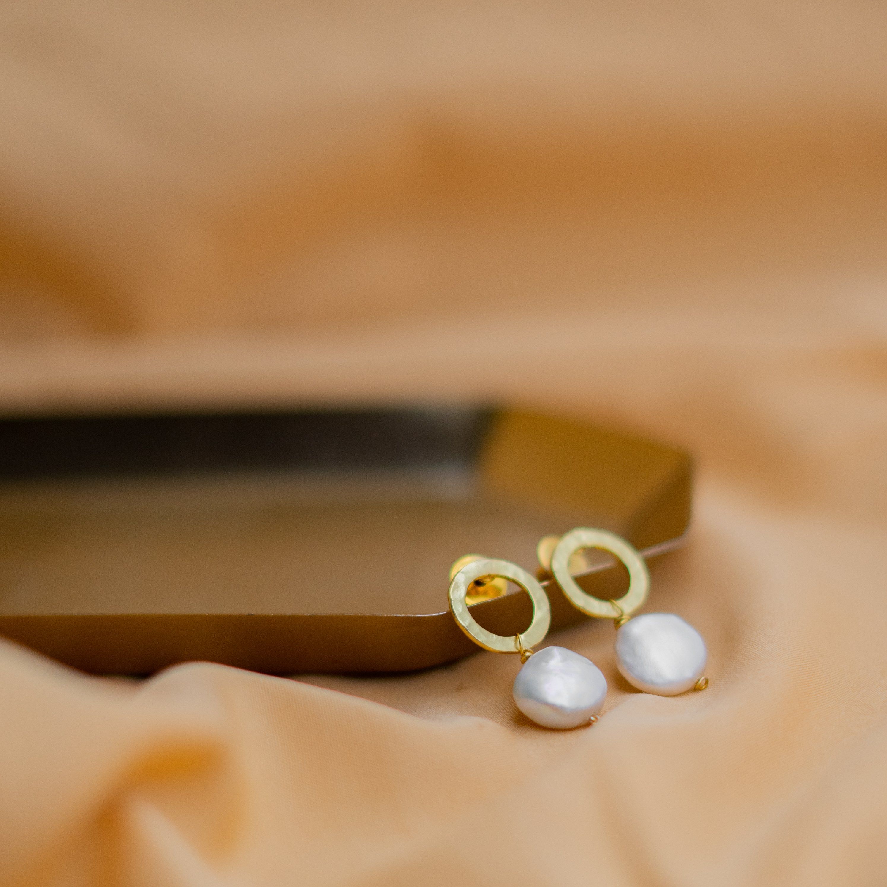 Round Geometric Pearl Earrings.